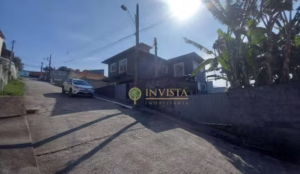 Casa com 3 quartos á venda em Biguaçu.