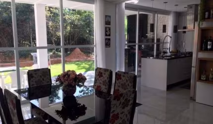 Casa com 4 quartos e piscina no bairro Ingleses.