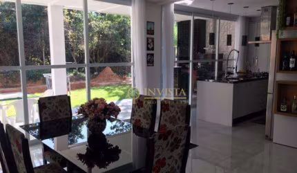 Casa com 4 quartos e piscina no bairro Ingleses.