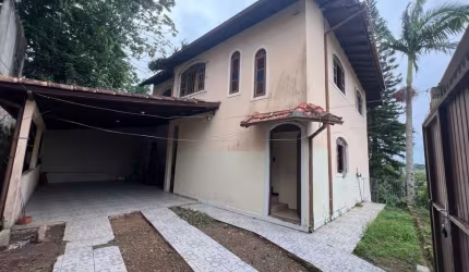 À venda | 4 quartos sendo 2 suítes e 2 vagas de garagem - Saco dos Limões, em Florianópolis.