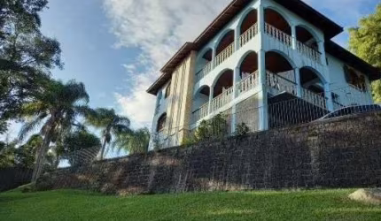 2 pavimentos, com 3700m², 6 quartos e 4 vagas - À venda no Itacorubi.