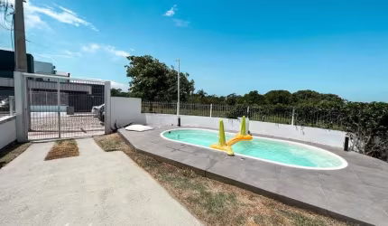 Casa com piscina, espaço gourmet e 2 suítes no Ribeirão da Ilha.