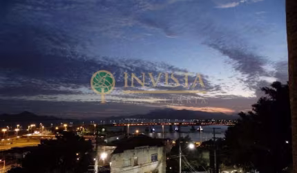 Vista mar, 2 vagas e localização privilegiada no Centro de Florianópolis.