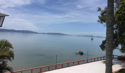 Condomínio recreativo frente mar, pé na areia com 10 casas em Biguaçu.