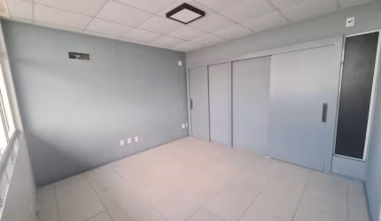 Próximo ao Shopping Via Catarina, com 34m², vaga rotativa e pronta para uso.
