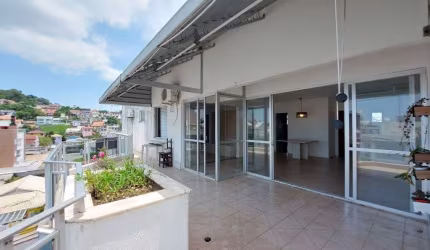 Cobertura com 3 quartos e 2 vagas em Coqueiros.