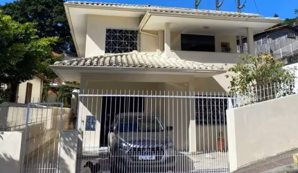 Semi mobiliada, com 6 quartos, sacada e 1 vaga no Centro - Á venda em Florianópolis