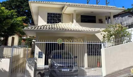 Semi mobiliada, com 6 quartos, sacada e 1 vaga no Centro - Á venda em Florianópolis