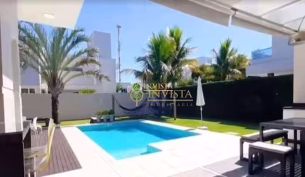 Casa com piscina em Jurerê Internacional.