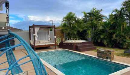 Em condomínio fechado com 3 suítes,  jardim com piscina, jacuzzi e 4 vagas no São João do Rio Vermelho - Á  venda em Florianópolis