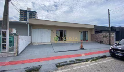 Casa com viabilidade comercial e residencial com 3 quartos, edícula com churrasqueira e 5 vagas em São José.