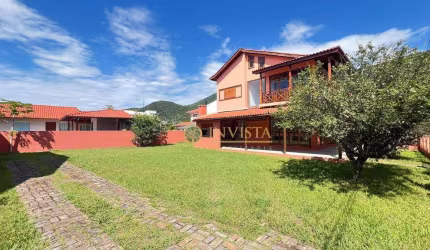 3 quartos sendo 1 suíte, 4 vagas e amplo quintal na praia da Armação - Á venda em Florianópolis
