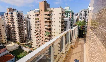 Duplex com vista parcial mar, terraço com churrasqueira, 2 suítes e 2 vagas à venda no Centro de Florianópolis.