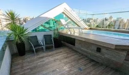 Duplex, terraço com vista mar e piscina, espaço gourmet e 3 suítes à venda próximo ao Colégio Catarinense no Centro.