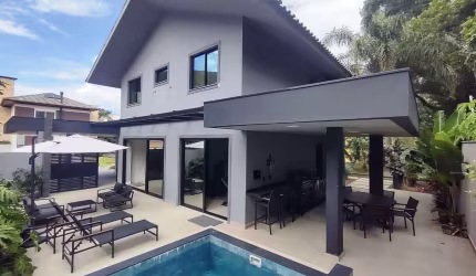Em condomínio fechado com espaço gourmet, piscina aquecida e 4 vagas à venda em Santo Antônio de Lisboa.