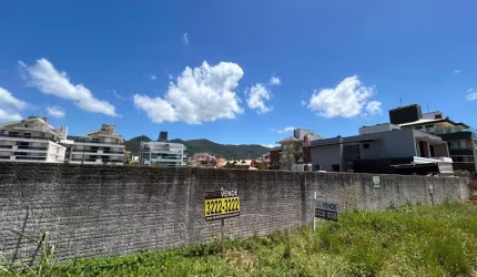 Terreno com 360m² à venda próximo a Praia nos Açores.