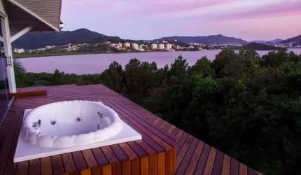 Alto padrão, hidromassagem com vista permanente para o Mar, 7 quartos, piscina com deck e 4 vagas - À venda em Cacupé.