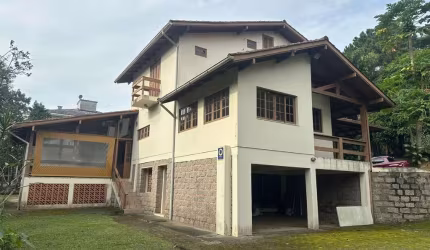 Casa com caseiro, amplo quintal e espaço de festa com churrasqueira à venda em Santo Antônio de Lisboa.