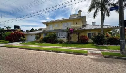 Semi mobiliada com 5 quartos e 3 vagas em Jurerê Internacional - À venda em Florianópolis.