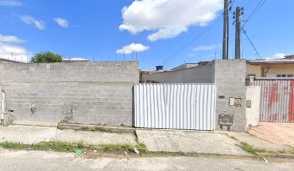 À venda | 4 quartos, amplo quintal com piscina e 2 vagas de garagem - Ipiranga, São José.