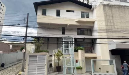 Viabilidade comercial e residencial, 4 quartos, elevador e 2 vagas - Locação no Centro de Florianópolis.