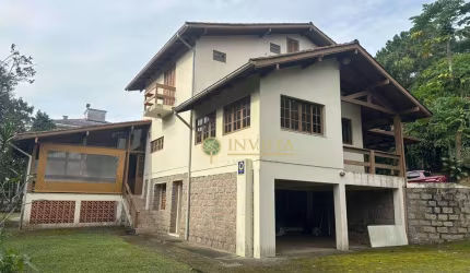 Exclusivo - Casa com caseiro, amplo quintal e espaço de festa com churrasqueira para locação em Santo Antônio de Lisboa.
