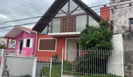 Casa com 3 quartos, terraço privativo com churrasqueira e 3 vagas para locação próximo ao Beiramar Shopping.