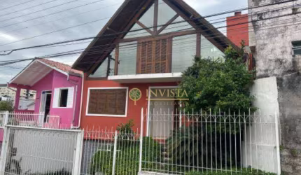 Casa com 3 quartos, terraço privativo com churrasqueira e 3 vagas para locação próximo ao Beiramar Shopping.