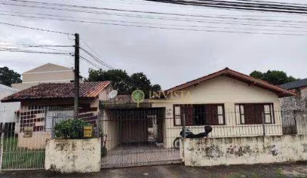 Casa com 230m² construídos, 3 quartos, edícula e 2 vagas de garagem.