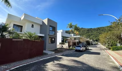 À venda | Casa em Condomínio fechado de alto padrão com 4 suítes - Cachoeira do Bom Jesus - Florianópolis.