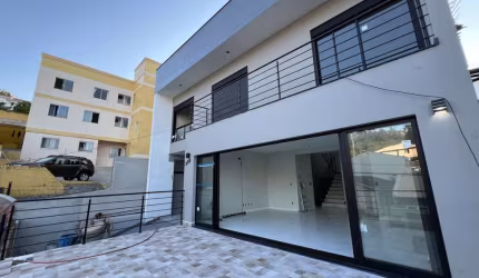 Novo com 3 suítes à venda no bairro Trindade.