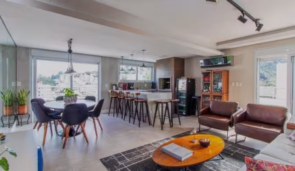 Duplex semi mobiliado, espaço gourmet com terraço privativo, 4 quartos e 3 vagas à venda na Trindade