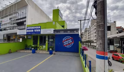 Casa comercial com 350m²  e 6 vagas à venda na Trindade.