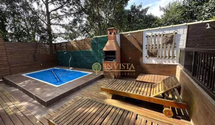 Condomínio fechado, 3 quartos sendo 2 suítes, 1 loft mobiliado na área externa e 4 vagas no Campeche - À venda