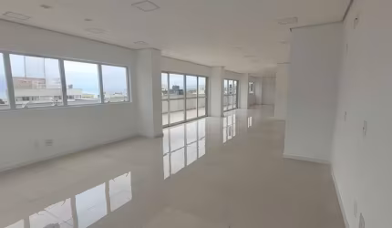 Andar/Sala comercial com vista mar e 2 vagas para locação no Centro de Florianópolis.