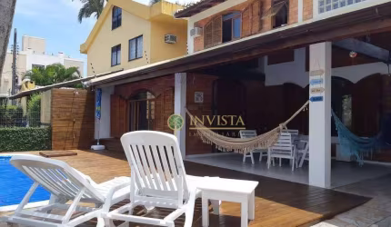 À venda! 4 quartos, piscina e 3 vagas de garagem a 200 metros do mar em Canasvieiras.