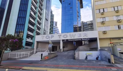 Andar comercial com 5 vagas à venda no Centro de Florianópolis.