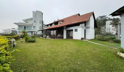 À venda no Bosque das Mansões! Alto padrão, suíte master com closet e hidromassagem, 4 quartos e 4 vagas em Condomínio Fechado.