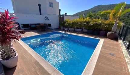 À venda | Terraço privativo com piscina, espaço gourmet, 3 quartos e 4 vagas de garagem - Itacorubi, em Florianópolis.