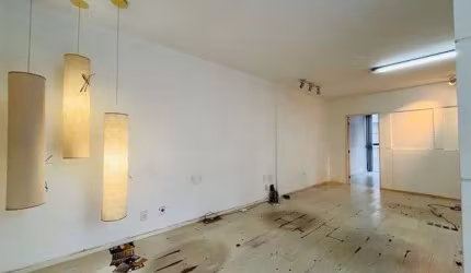 Sala comercial em andar alto com 1 vaga e 62m² à venda no Centro de Florianópolis.