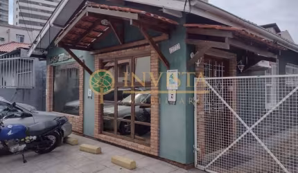 Comercial, 71m² de área privativa, 8 salas e 6 vagas de garagem - Locação no Estreito próximo ao Centro de Florianópolis.
