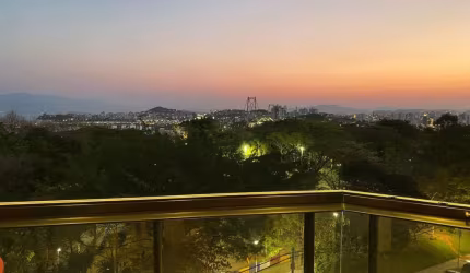 À venda em frente ao Parque da Luz! Semi mobiliado, sacada com Vista Mar e 1 vaga de garagem.