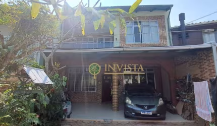 À venda na Praia da Armação! 3 quartos, 200m² de área construída e 2 vagas de garagem.