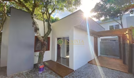 À venda na Lagoa da Conceição - Em Condomínio fechado e com 55m² de área construída.