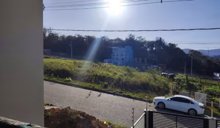 À venda no bairro Forquilinhas! 3 quartos, varanda com churrasqueira e 1 vaga de garagem.