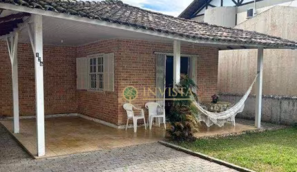 À venda na praia de Canasvieiras! 3 quartos, 150 metros do Mar, ótima localização e 2 vagas de garagem.