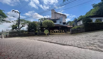 À venda no bairro Saco Grande! 720m² de terreno, 3 quartos, churrasqueira e 2 vagas de garagem.