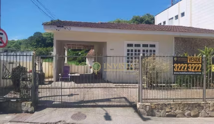 À venda no bairro Pantanal! Casa com 132m² de área construída, 4 quartos, churrasqueira, edícula e 1 vaga coberta.