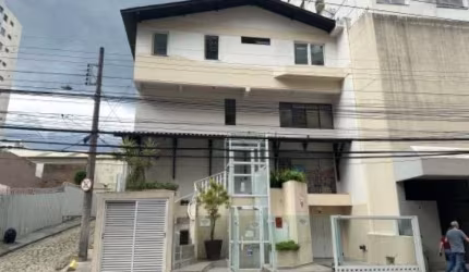 Conjunto de sala comercial com elevador, 225m² e 2 vagas de garagem.
