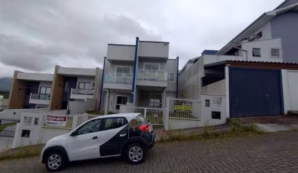 Locação no bairro Sertão do Maruim! Sobrados com 3 quartos, sacada e 1 vaga de garagem.